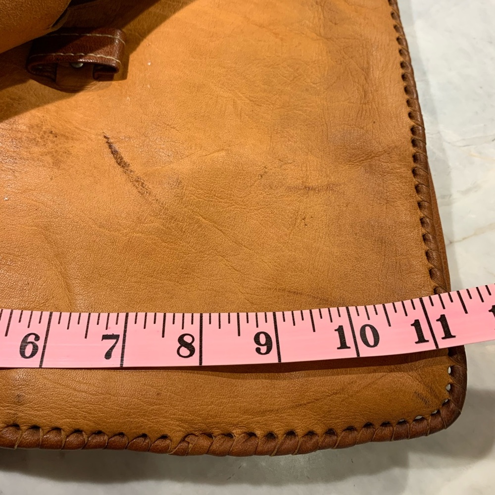 Artisanal leather purse in cognac with “horn” closure, back zipped pocket - Picture 10 of 15